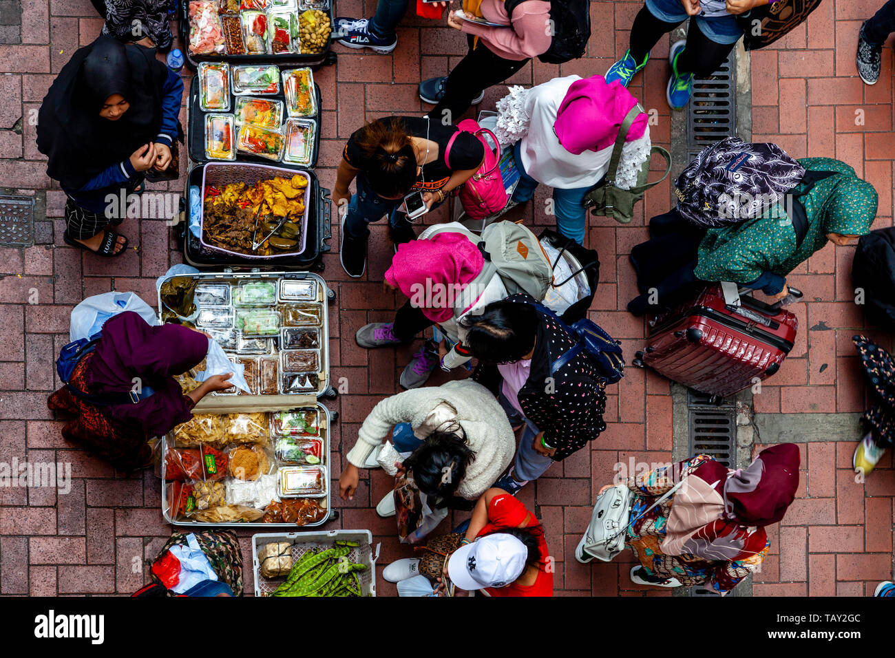 Donne indonesiane la vendita di cibo di strada, la Causeway Bay di Hong Kong, Cina Foto Stock