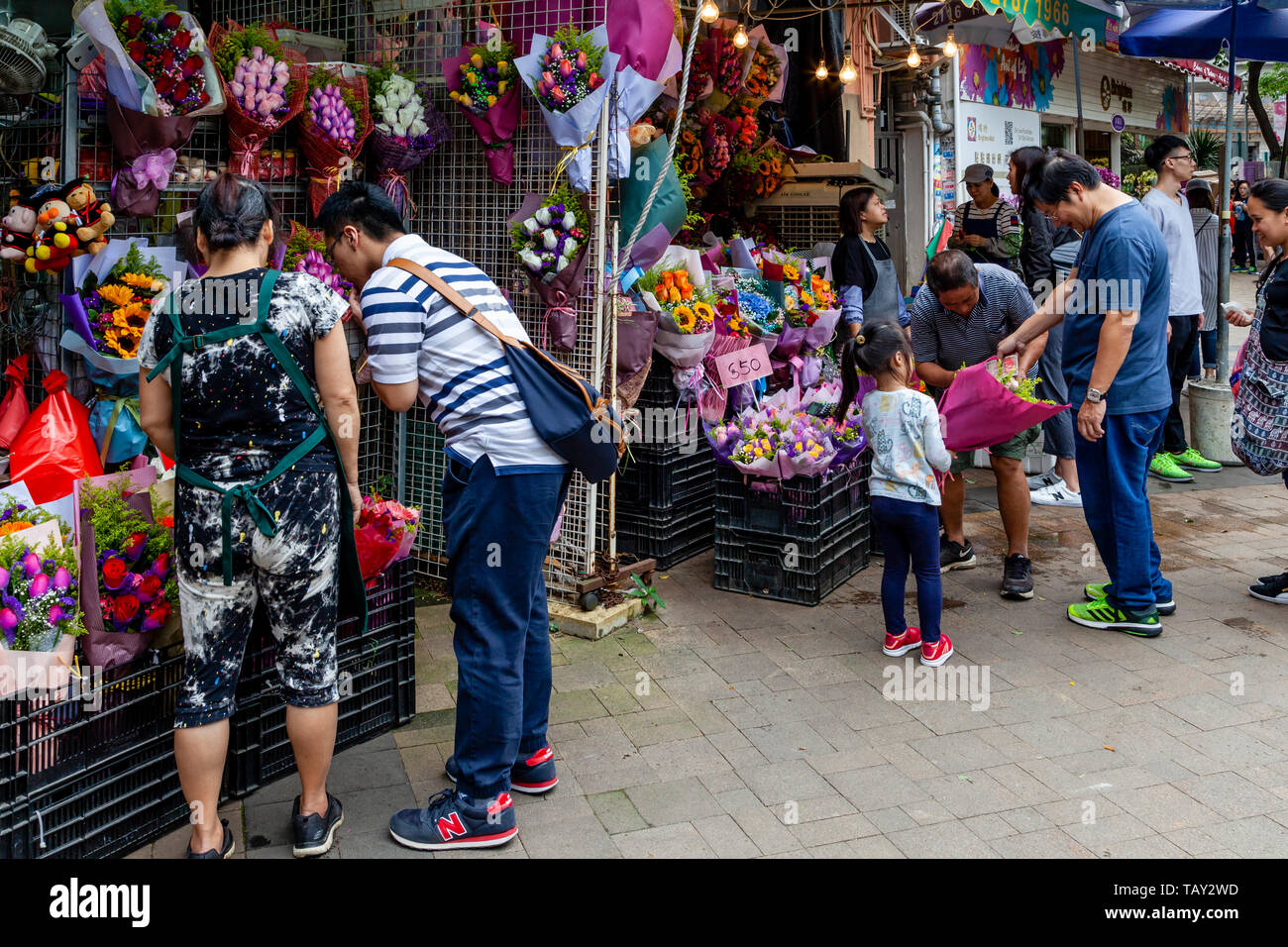 La popolazione locale dello Shopping al Mercato dei Fiori, Hong Kong, Cina Foto Stock