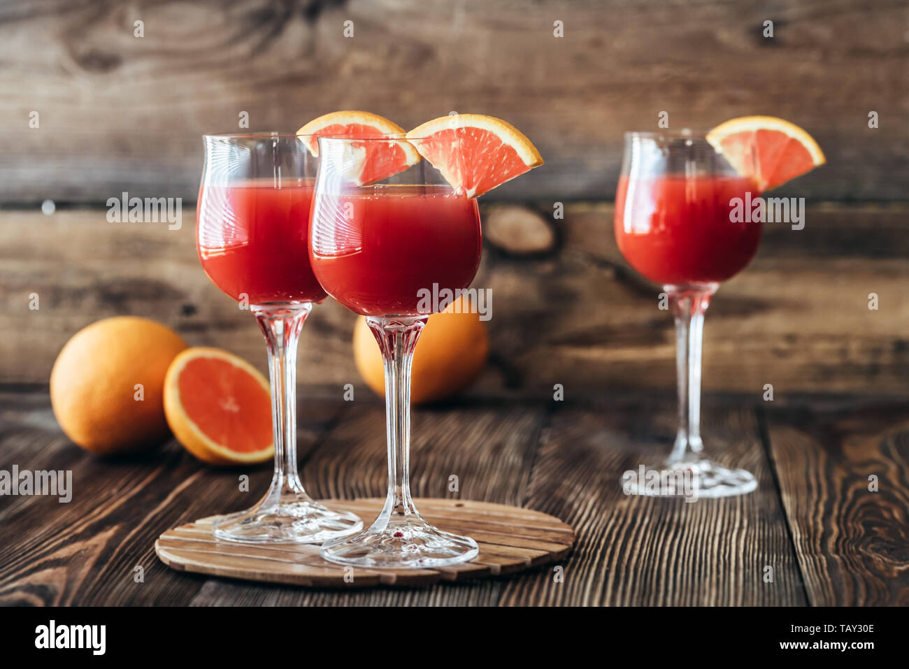 Tre Bicchieri di Mimosa cocktail sullo sfondo di legno Foto Stock