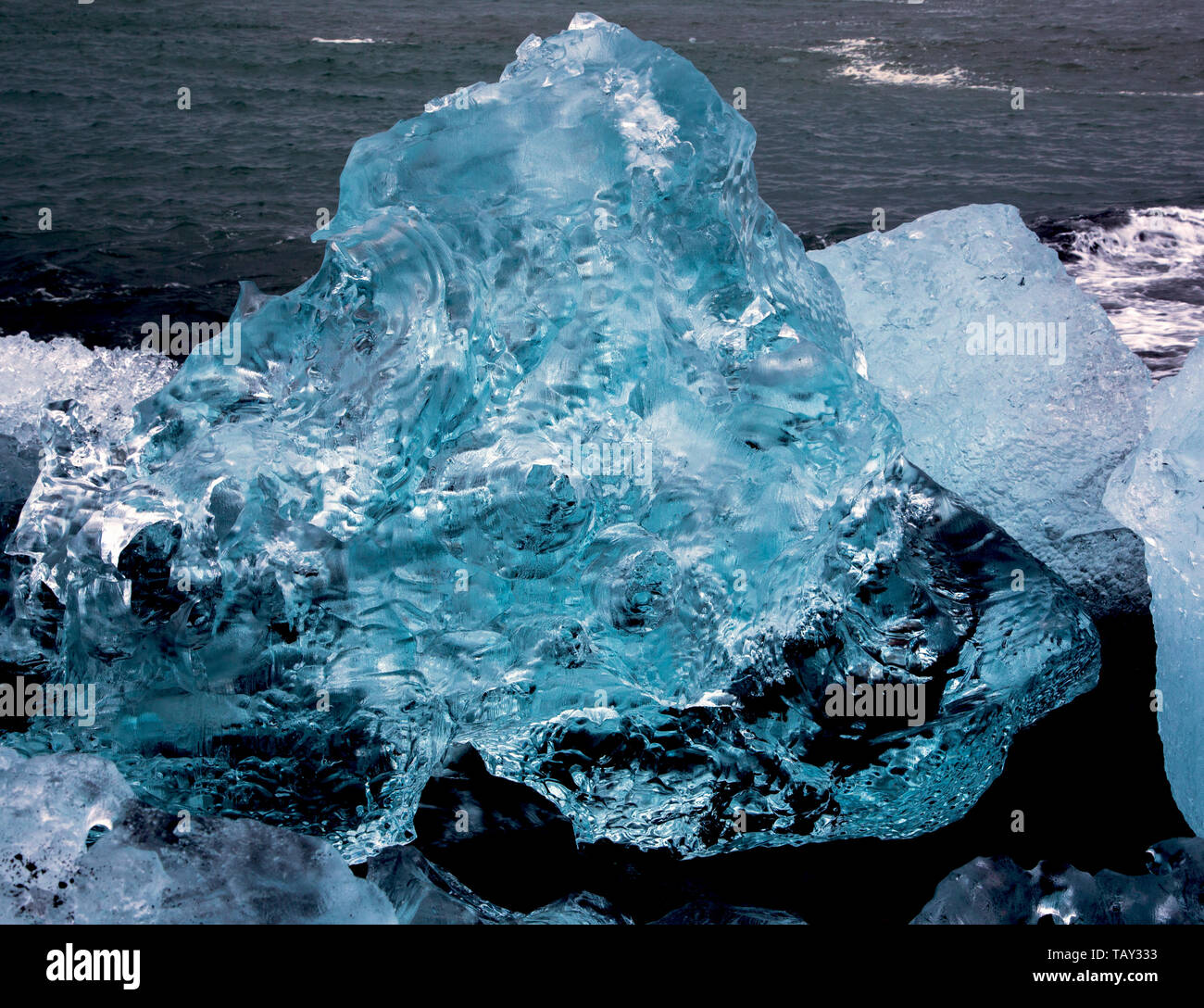Glacier Ice chunk sulla spiaggia di diamante da Eyjafjallajoekull Foto Stock