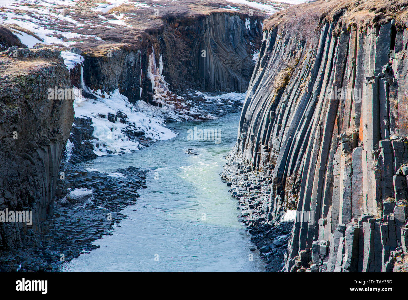 Colonna di basalto formazione in un canyon in inverno nelle Highlands di Islanda Foto Stock