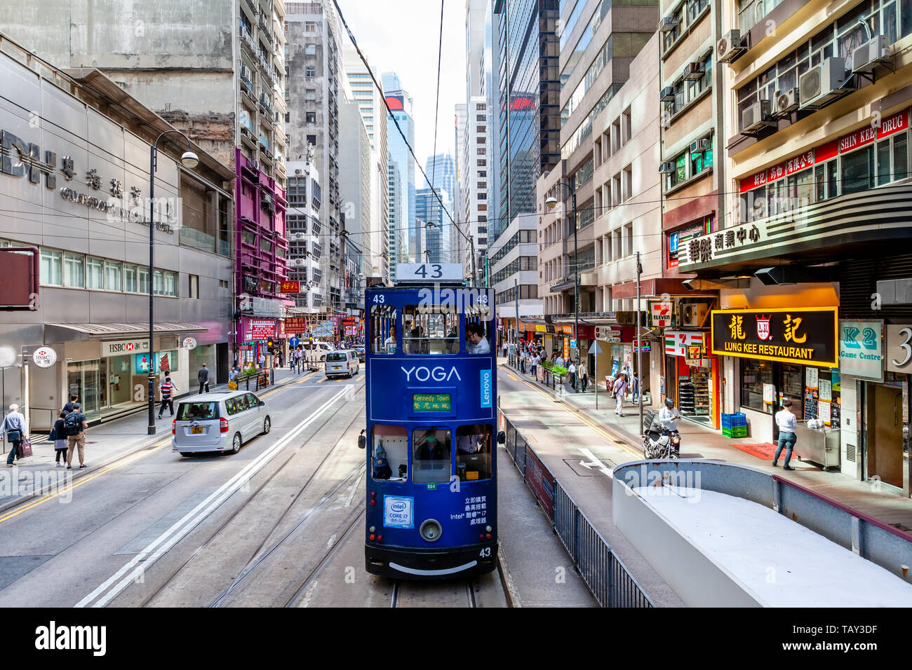 Un tradizionale di Hong Kong tram elettrico, Hong Kong, Cina Foto Stock