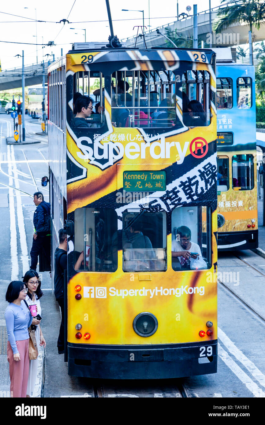 Un tradizionale di Hong Kong tram elettrico, Hong Kong, Cina Foto Stock