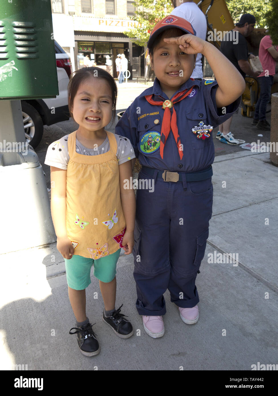 Sette anni, femmina, Mexican-American Boy Scout e i suoi quattro anni di suor al Kings County 152Memorial Parade nel Bay Ridge sezione di Foto Stock