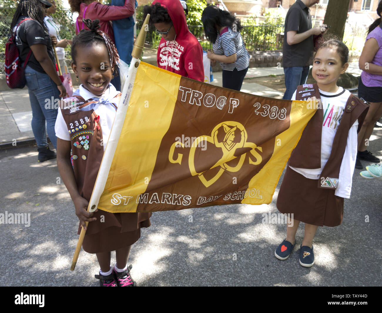 Brownie Girl Scouts preparare a marzo in re County 152Memorial Parade nel Bay Ridge sezione di Brooklyn, NY, 27 maggio 20019. Foto Stock