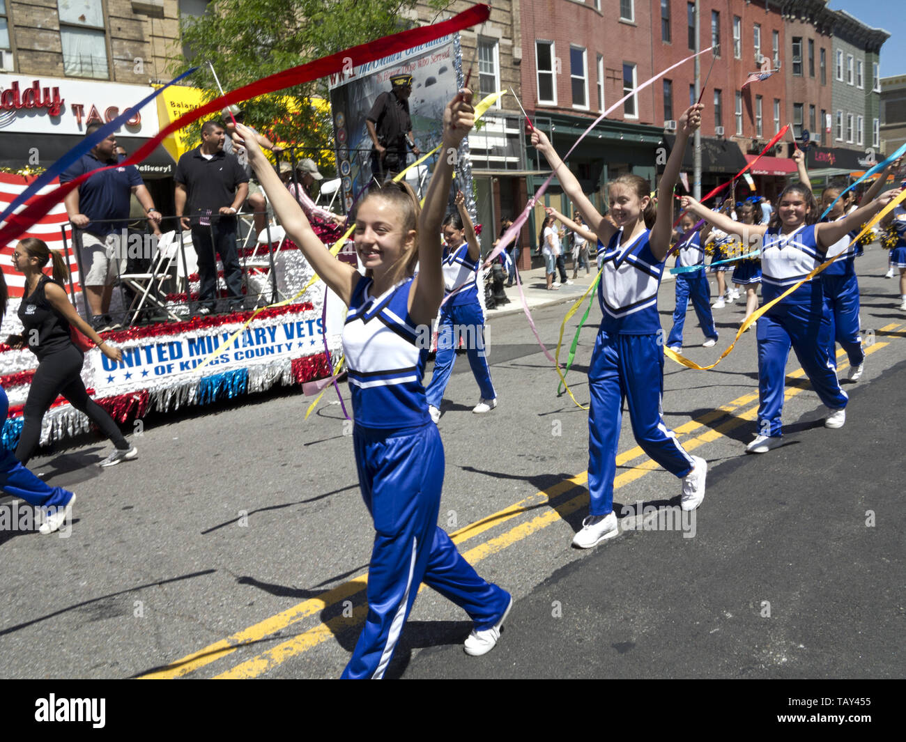 Junior High School ribbon twirlers marzo nel Kings County 152Memorial Parade nel Bay Ridge sezione di Brooklyn, NY, 27 maggio 20019. Foto Stock