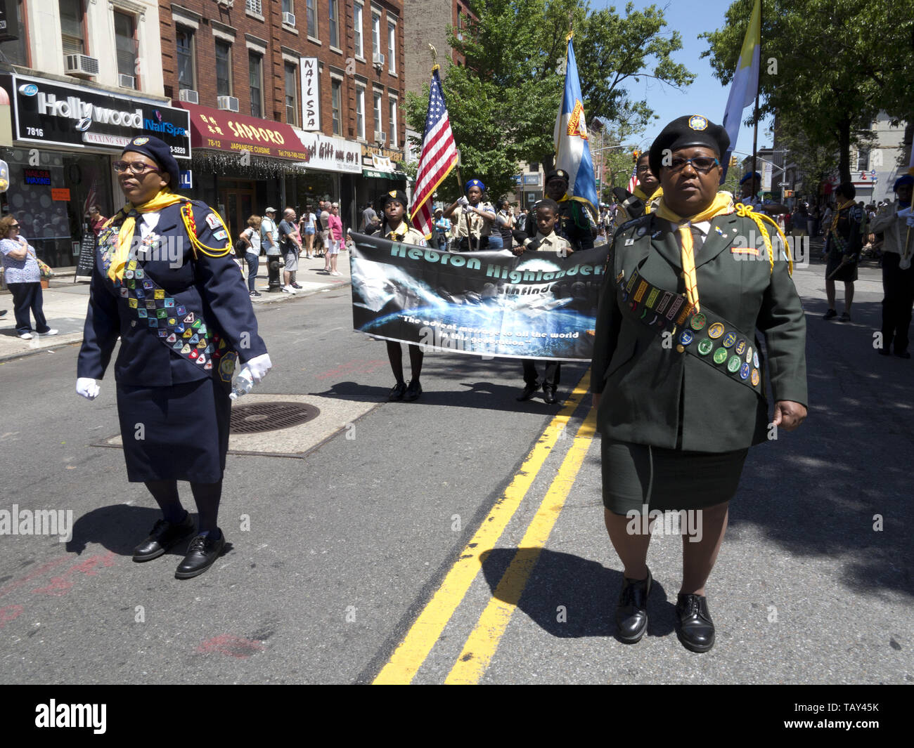 La Scout troop marche in re County 152Memorial Parade nel Bay Ridge sezione di Brooklyn, NY, 27 maggio 20019. Foto Stock