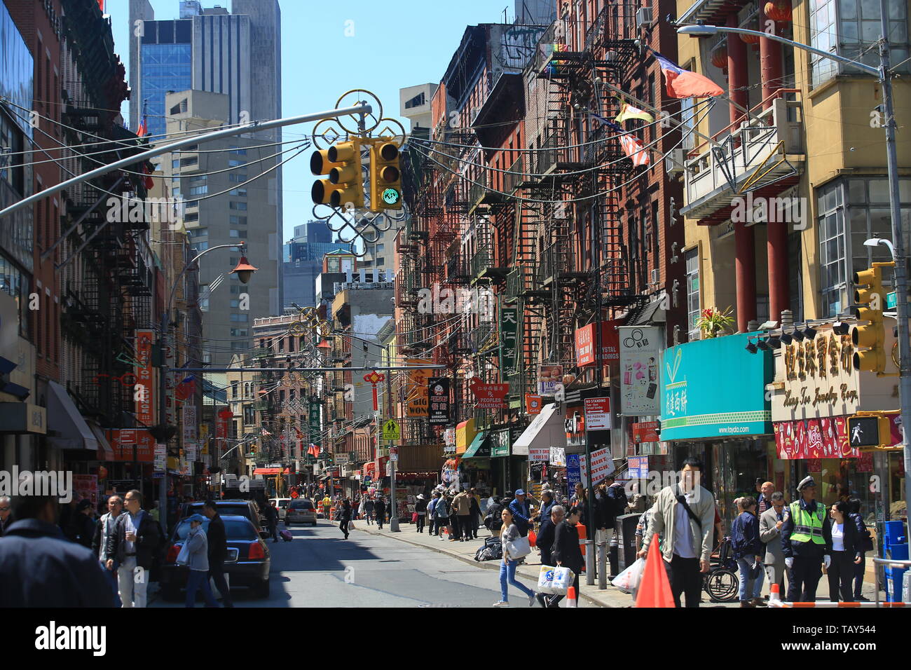 Cinese non identificato è lo shopping nel mercato . manhattan chinatown ospita la più alta concentrazione di popolazione cinese nell'emisfero occidentale Foto Stock