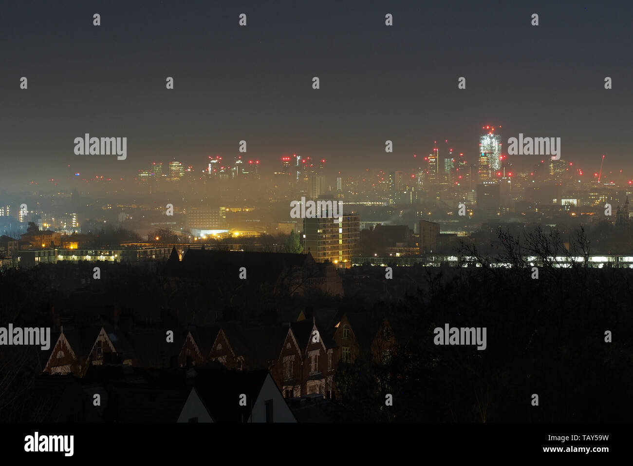 Misty lo skyline di Londra di notte in Inghilterra, Regno Unito Foto Stock