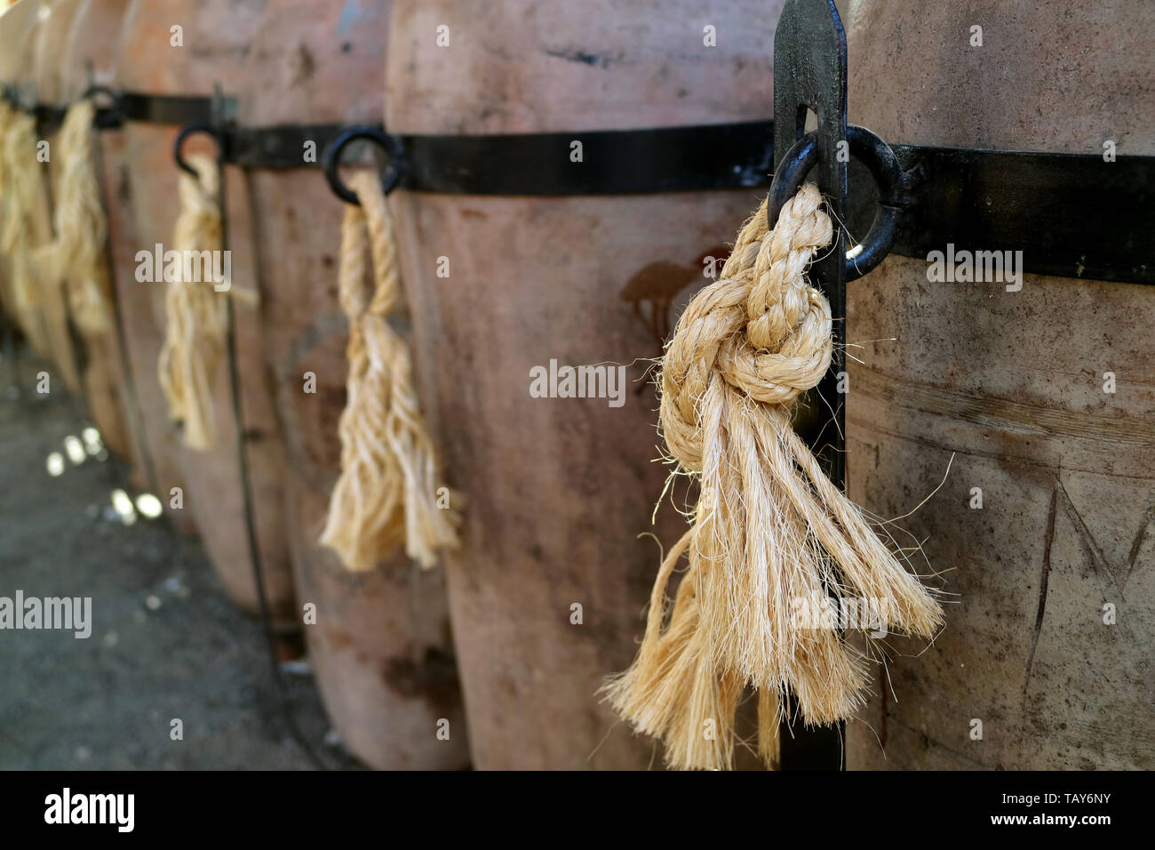 Pisco peruviano Brandy di barili di argilla presso la cantina nella regione di Ica, Perù, Sud America Foto Stock