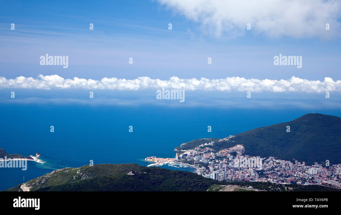 Città sul mare di Budva, Montenegro. Viste dall'aria. Foto Stock