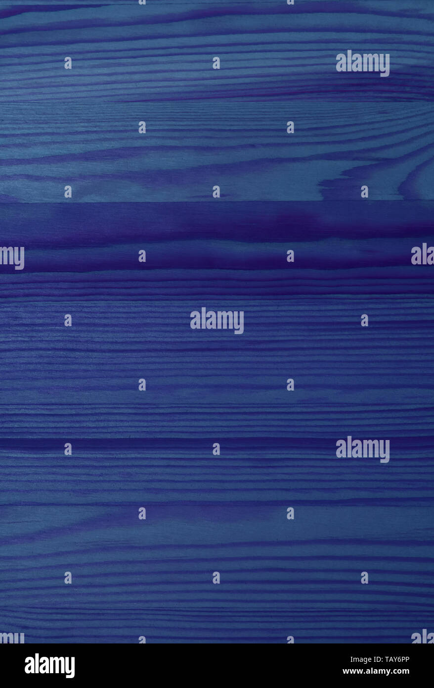 L'immagine verticale del tracciato orizzontale di profondo blu con asse di legno superficie, sfondo Texture Foto Stock