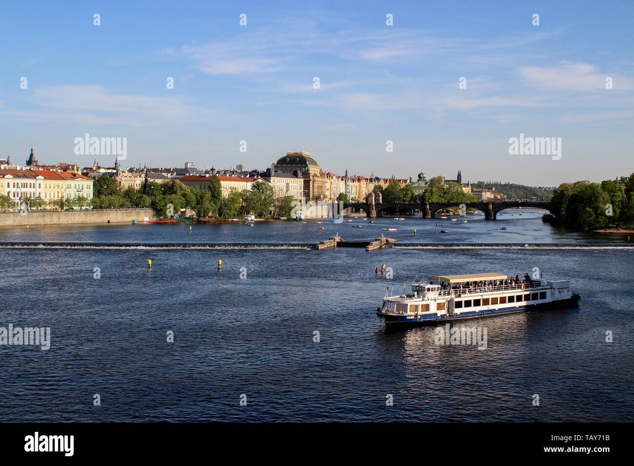Moldava vista dal Ponte di Carlo a Praga, Repubblica Ceca Foto Stock