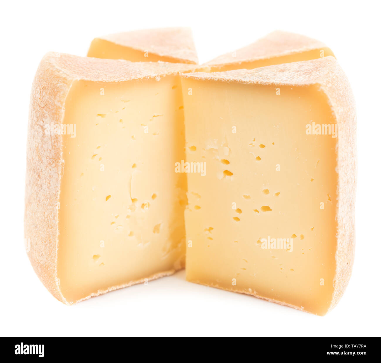 Pezzi di naturale formaggio duro isolati su sfondo bianco. Foto Stock