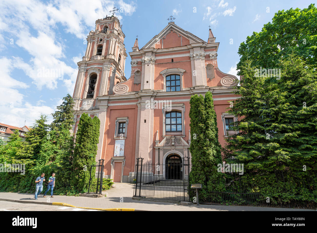 Vilnius, Lituania. Maggio 2019. Una vista della chiesa cattolica di tutti i santi della facciata Foto Stock