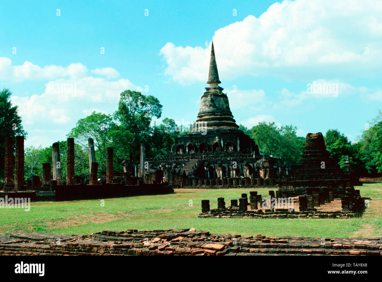 Wat Chang Lom,39 elefanti,Si Satchanalai parco storico,Sukhothai,Thailandia Foto Stock