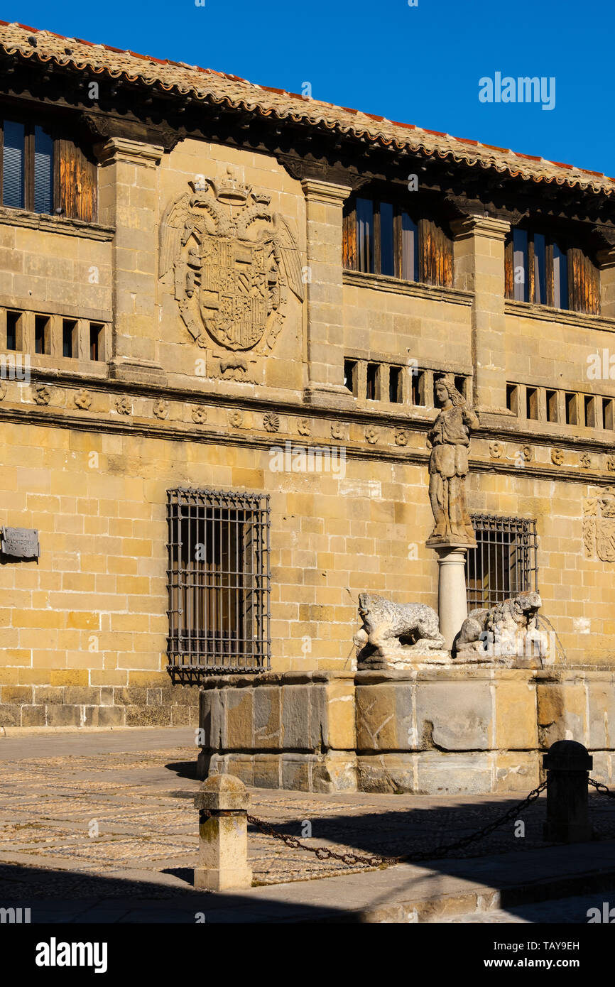 Antiguas Carnicerias e la Fuente de Los Leones in Piazza del Popolo. Baeza, provincia di Jaén. southern Andalusia. Spagna europa Foto Stock