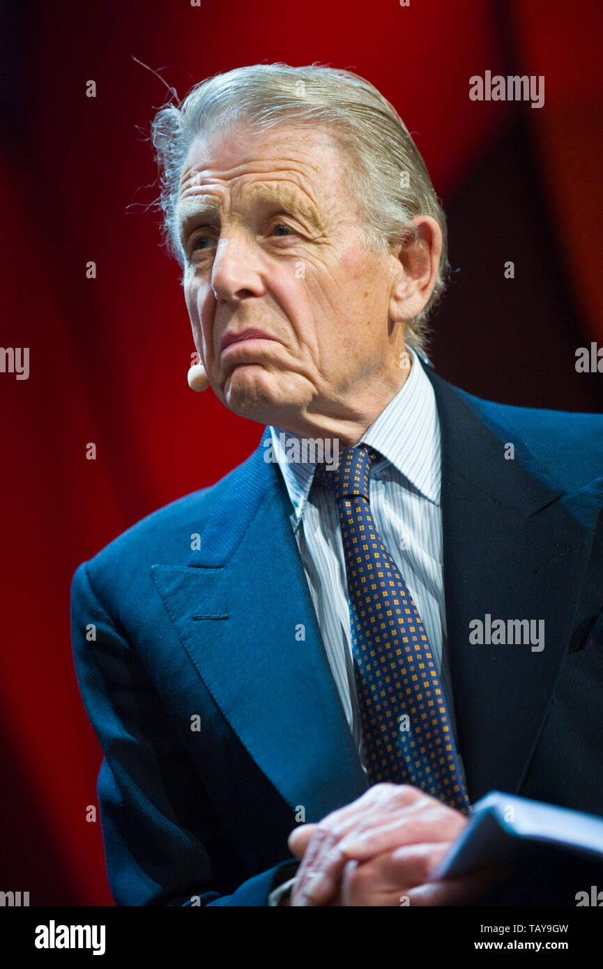 Edward Fox sul palco a Hay Festival per leggere le opere del compianto Giovanni Julius Norwich Hay-on-Wye Powys Wales UK Foto Stock