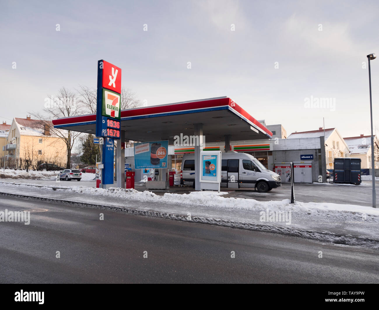 Una stazione di benzina della catena XY con un sette undici comodo negozio in Tåsen, Oslo Norvegia Foto Stock