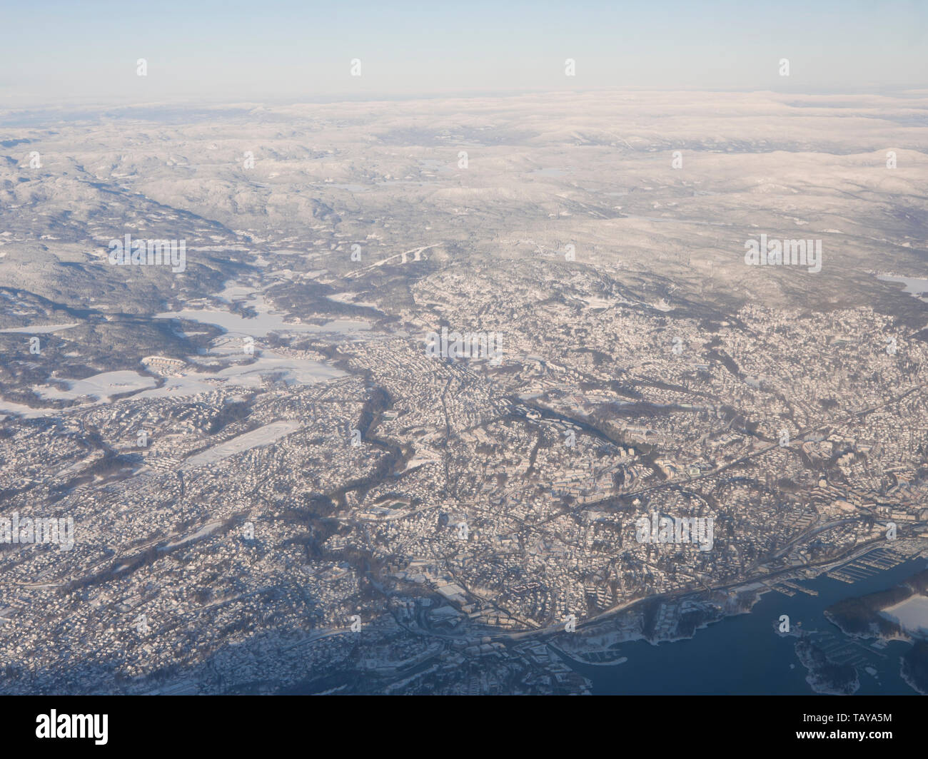 Foto aerea di parti della Norvegia orientale su un soleggiato inverni giorno, Baerum e Oslo Ovest con la foresta di Nordmarka Foto Stock