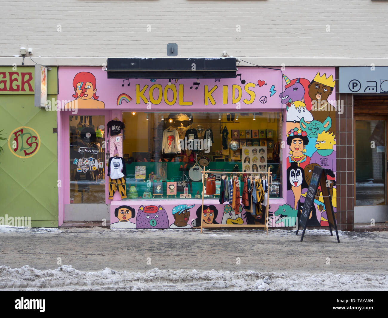 Colorata facciata shop Kool bambini, uno dei tanti piccoli negozi, nel popolare quartiere di Grunerløkka di Oslo Norvegia Foto Stock