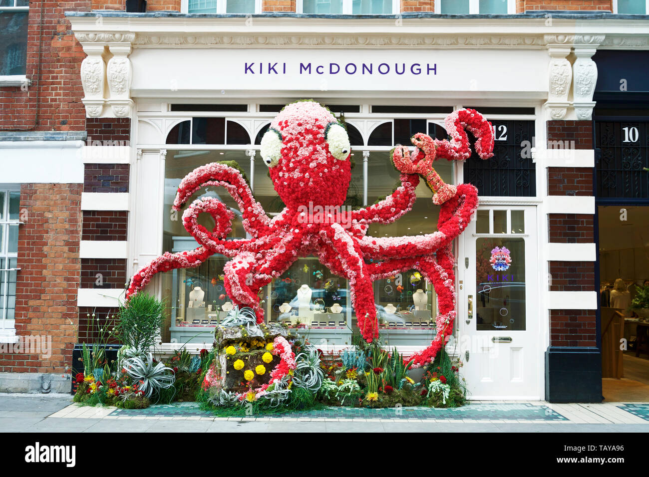Chelsea in Bloom Londra, Regno Unito. Polpo scultura floreale al di fuori di Kiki McDonough, Symons Street, Chelsea. Royal Borough di Kensington e Chelsea. Foto Stock