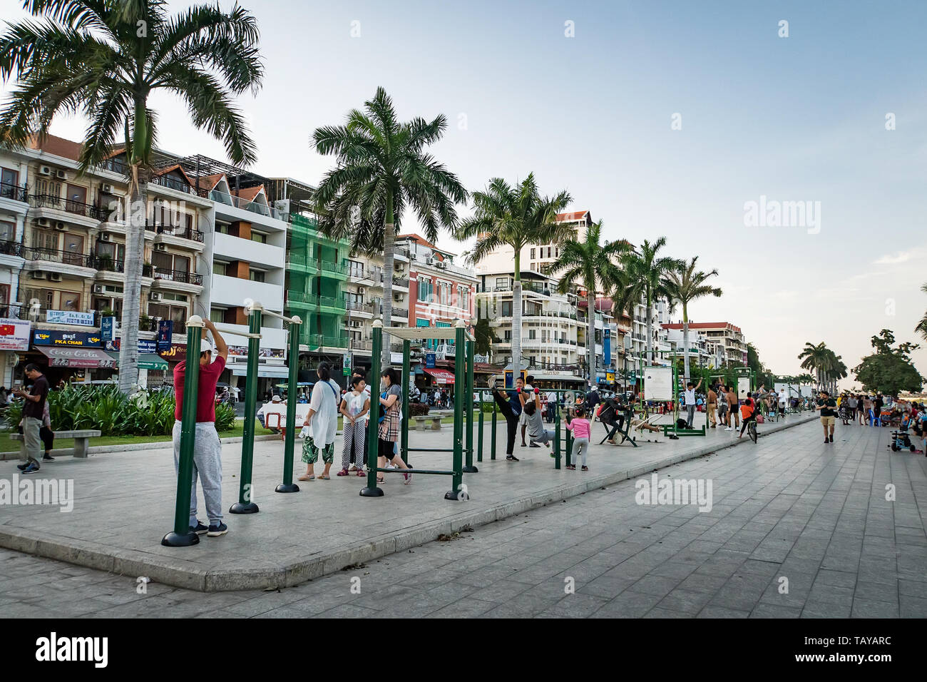 I residenti della città sono impegnati in sport su simulatori all'aria aperta. Phnom Penh Cambogia. 18 Gennaio 2019 Foto Stock