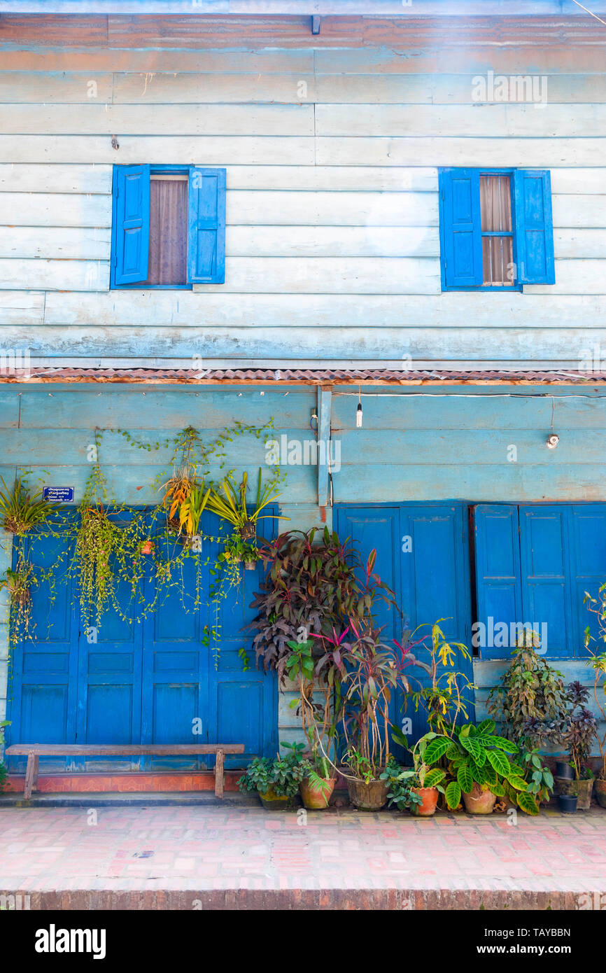 Edificio blu con persiane, stile coloniale francese, Luang Prabang, Laos Foto Stock