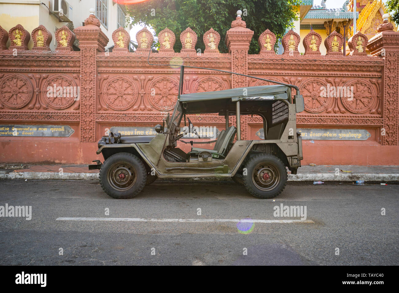 Ripristinato retrò jeep Willis durante l'Americano guerra del Vietnam sulla sabbia nel deserto del Vietnam. Phnom Penh Cambogia. 18 Gennaio 2019 Foto Stock