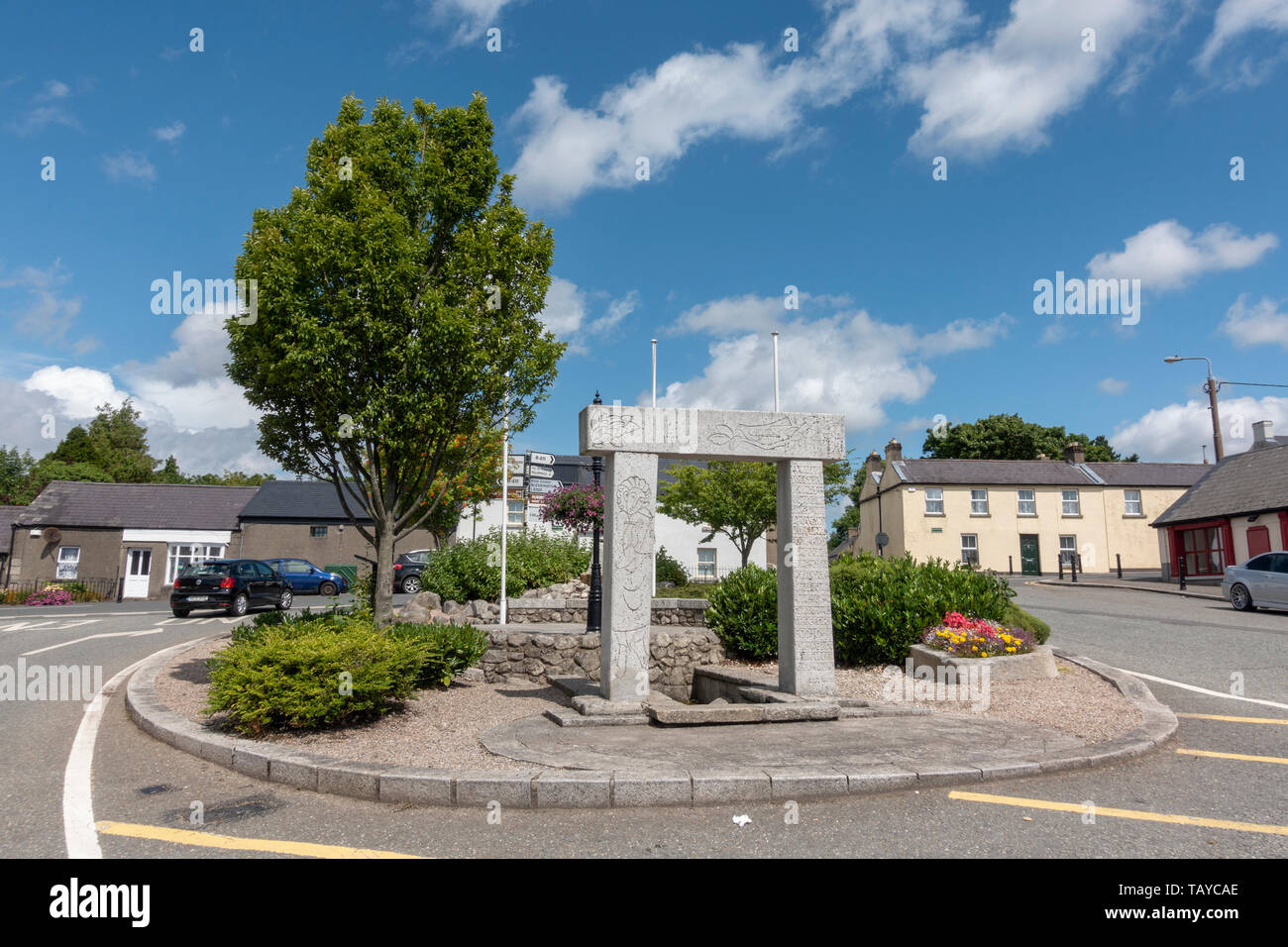 Vista generale dell'arco memorial nella Piazza del Mercato di Ballymore Eustace, Sousheen comune, Co. Kildare, Irlanda. Foto Stock