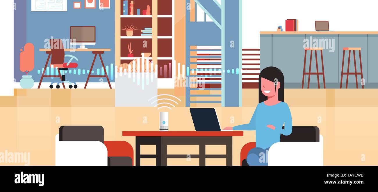Donna seduta al lavoro con il computer portatile utilizzando intelligent smart speaker con il riconoscimento vocale di intelligenza artificiale il concetto di assistenza moderna Illustrazione Vettoriale