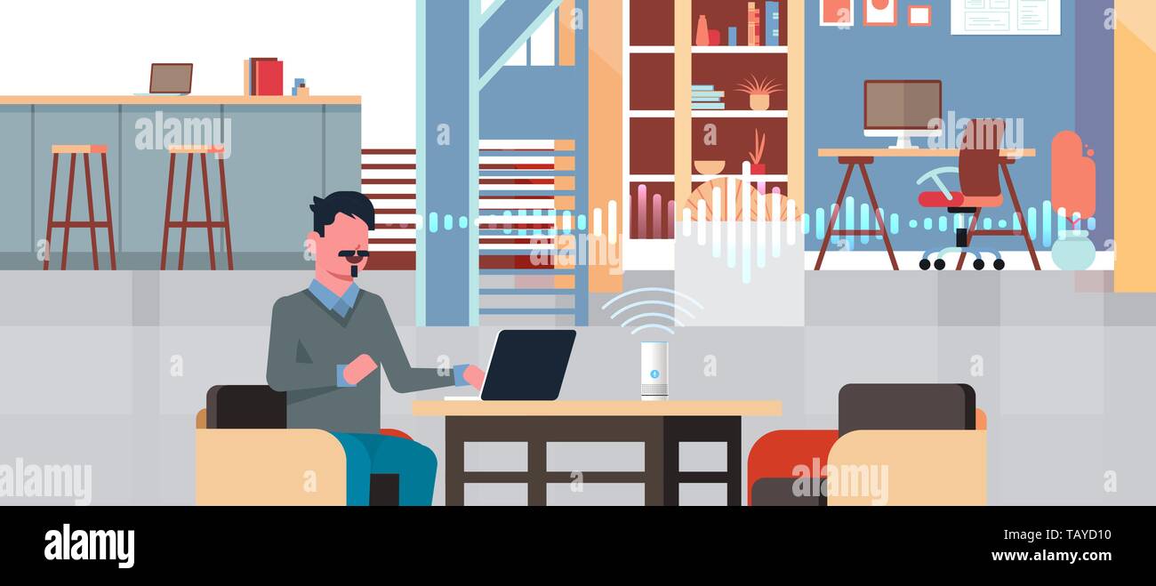 Uomo seduto al posto di lavoro con il computer portatile utilizzando intelligent smart speaker con il riconoscimento vocale di intelligenza artificiale il concetto di assistenza moderna Illustrazione Vettoriale