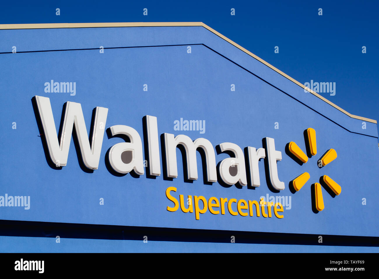 Truro, Canada - 28 Maggio 2019: Walmart storefront. Walmart è un American corporation catene operative del dipartimento e grandi magazzini in 27 countri Foto Stock