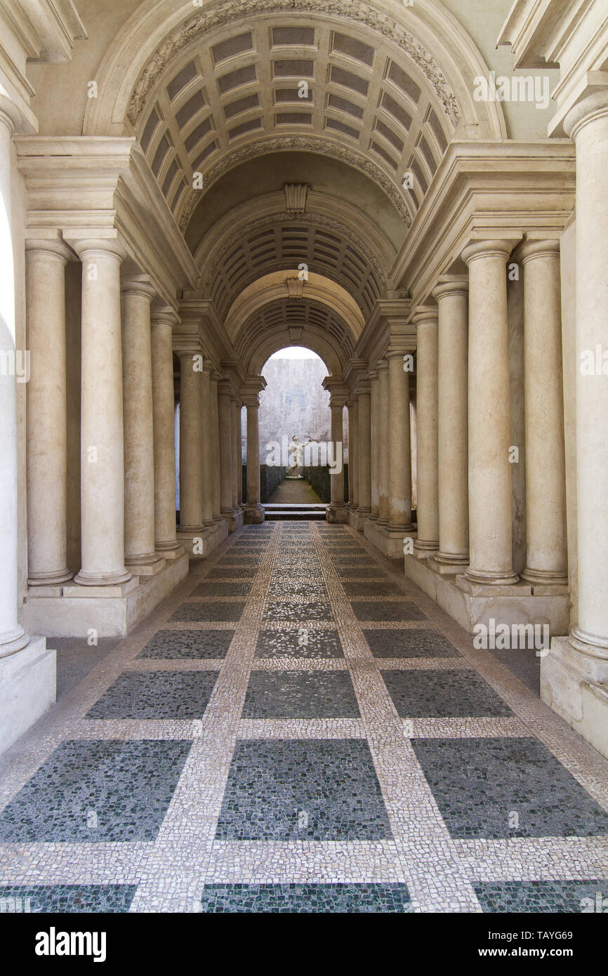 Vista anteriore prospettica di costruzione per interni con file di colonne classiche un statue dando l'architettura ottica illusione di profondità Foto Stock