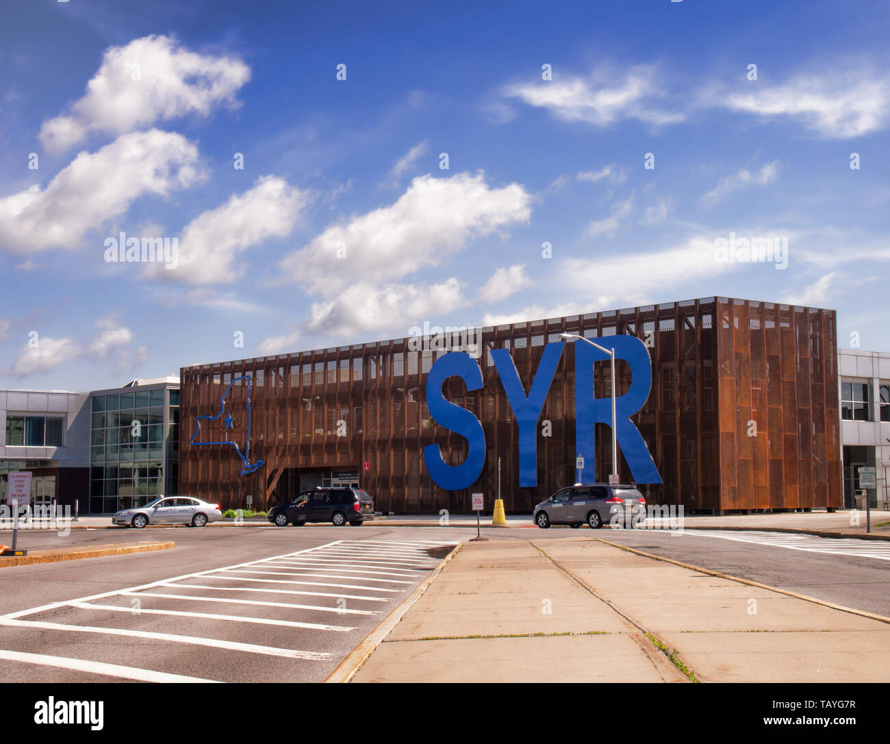 Siracusa Nord, New York, Stati Uniti d'America. Maggio 26, 2018. Ingresso al terminale della Syracuse Hancock Aeroporto internazionale in una bella mattina di primavera Foto Stock