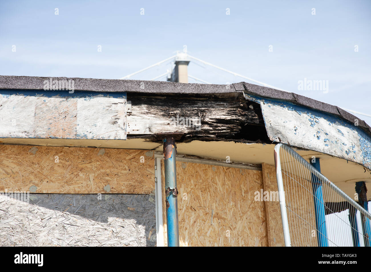 Il Derelict Wheatsheaf Pub a Saltash, Cornovaglia in fase di ristrutturazione per gli appartamenti sul fiume Tamar. Foto Stock