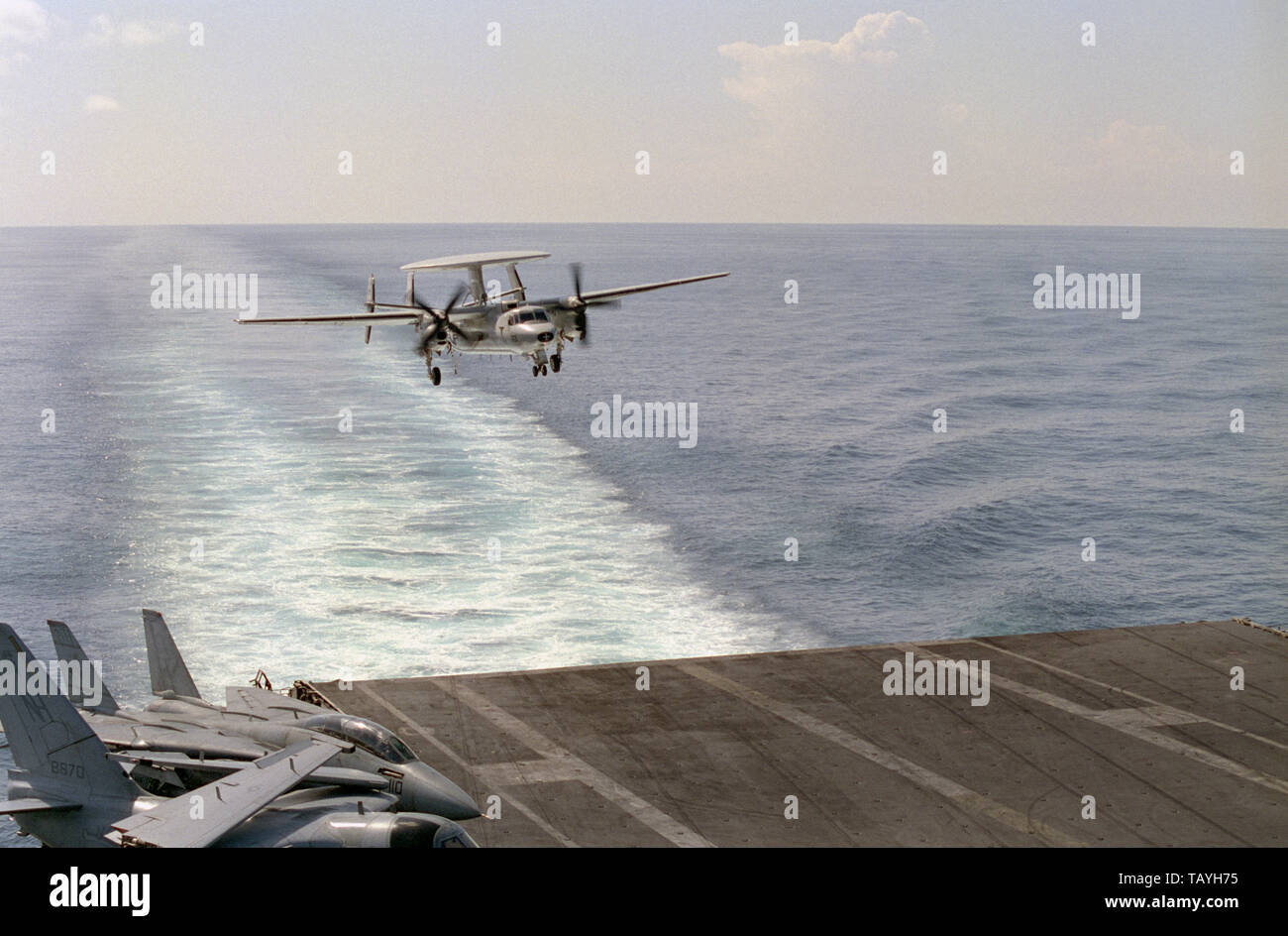 1 novembre 1993 operazione continuare speranza. Un e-2C Hawkeye in procinto di atterrare sulla portaerei della marina statunitense USS Abraham Lincoln nell'Oceano Indiano, a 50 miglia da Mogadiscio, Somalia. Foto Stock