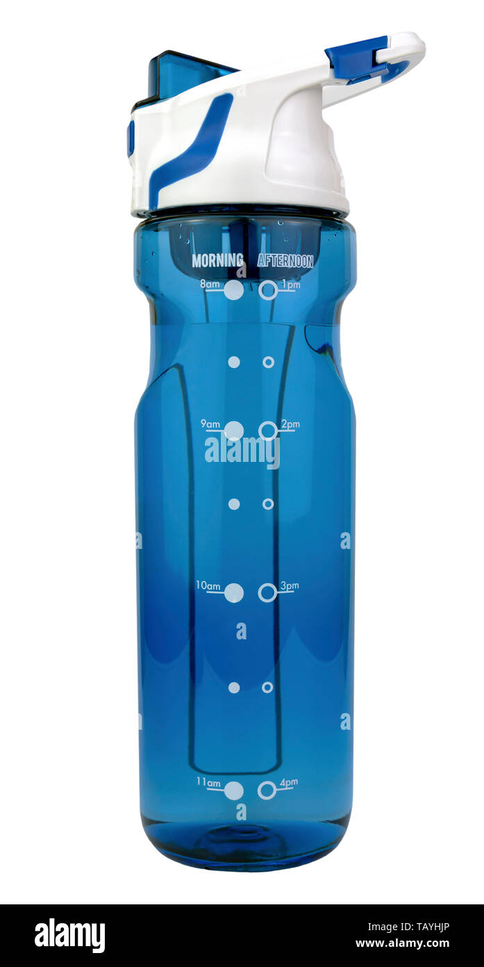 Blu sport riutilizzabili di acqua in bottiglia con la marcatura per indicare la quantità di bevanda in mattina e pomeriggio isolato su un fondo bianco Foto Stock