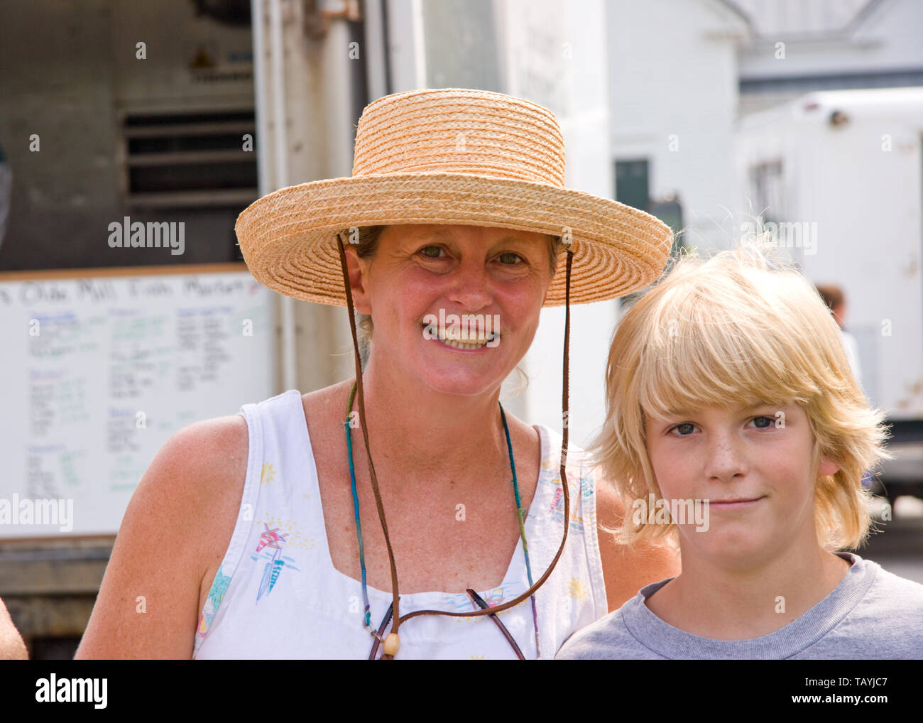 Donna e suo figlio al mercato del contadino Foto Stock