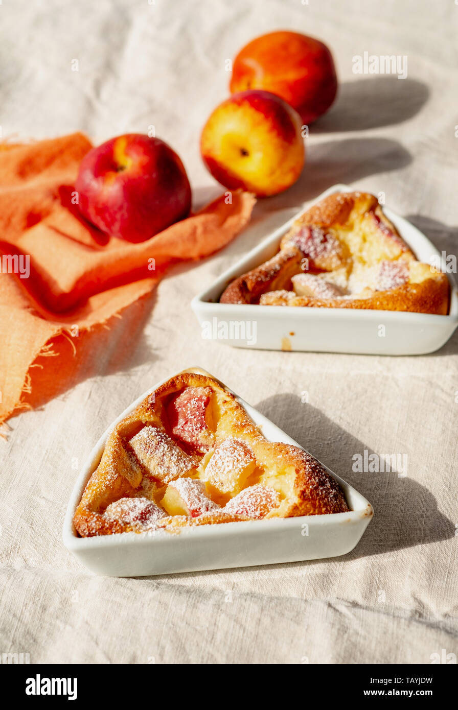 Clafoutis di pesche Foto Stock