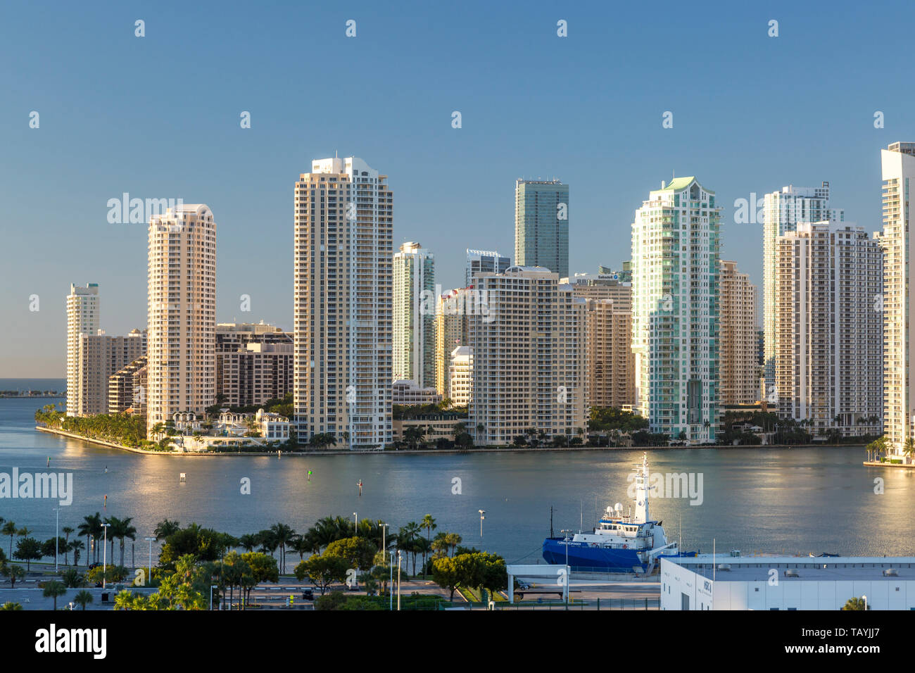 Brickell Key o Claughton isola condominio torri su un'isola artificiale fuori del continente, Miami, Florida, Stati Uniti d'America Foto Stock