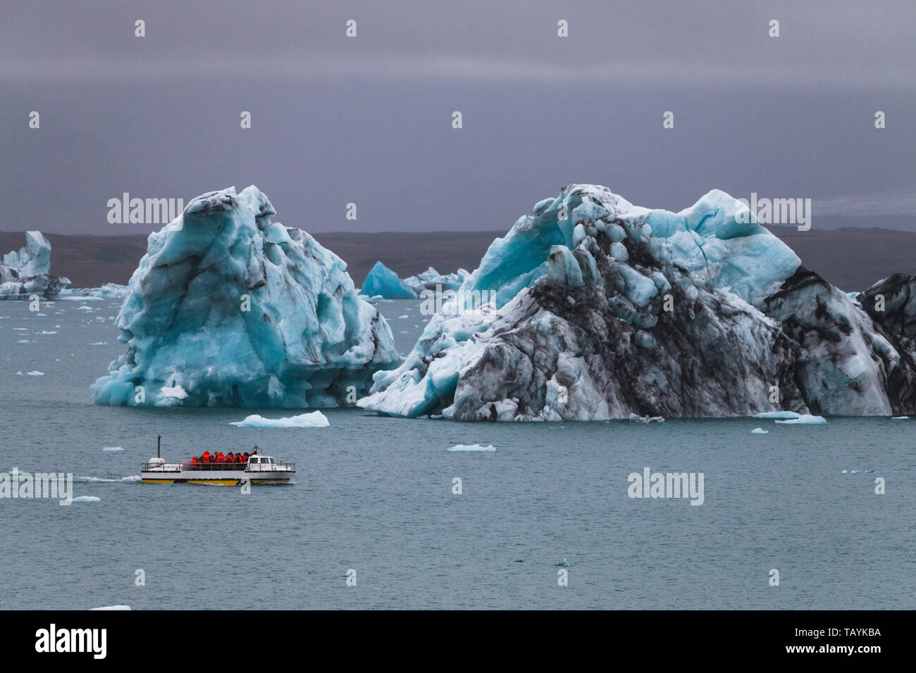 Enormi iceberg e barca resque in Islanda Jokulsarlon Foto Stock