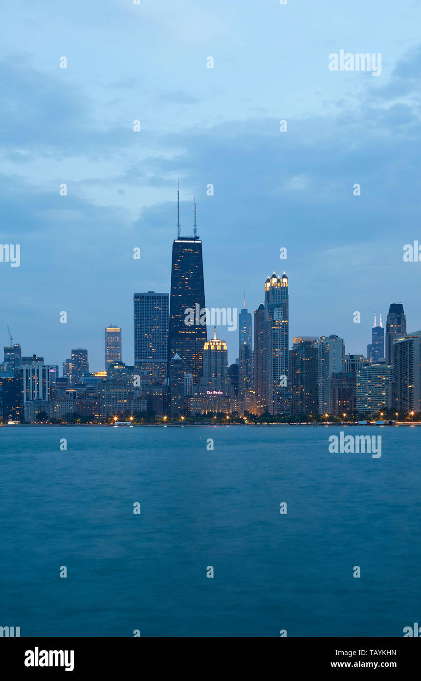 Sullo skyline di Chicago al blue ora, visto dalla spiaggia Nord, Chicago, Illinois, Stati Uniti Foto Stock