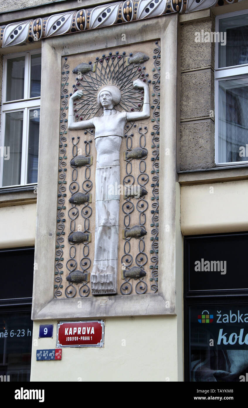 Art Nouveau pannelli da ceramista Richard Luksch ha su un edificio di appartamenti a Praga Foto Stock