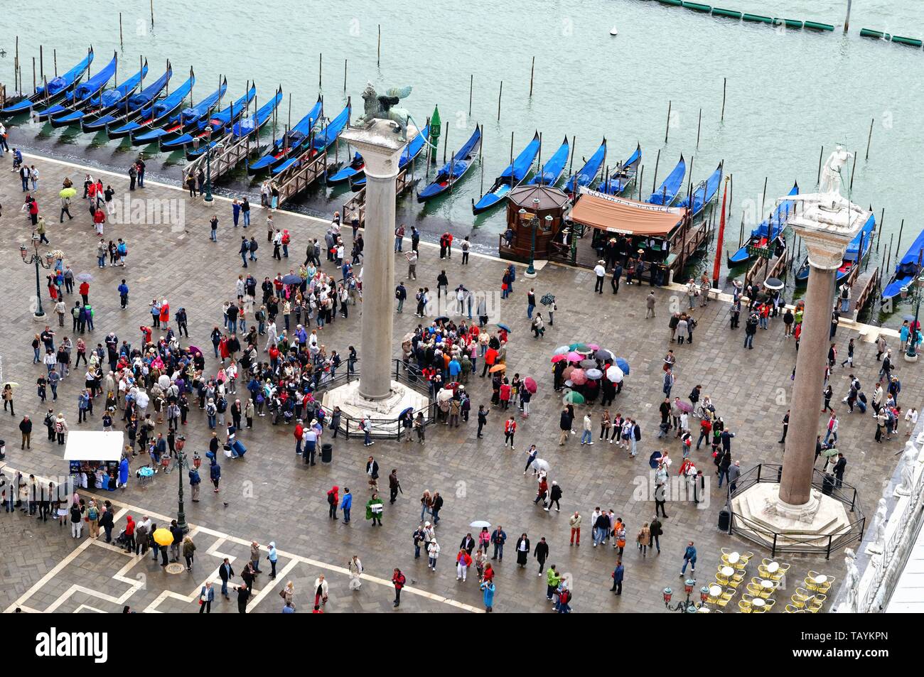 Vista in elevazione di un affollato lungomare in Piazza San Marco Venezia Italia Europa UE Foto Stock