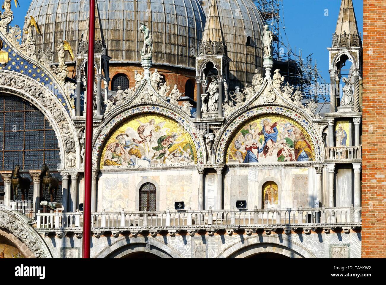 I mosaici della facciata della Basilica di San Marco, Venezia Italia Europa UE Foto Stock