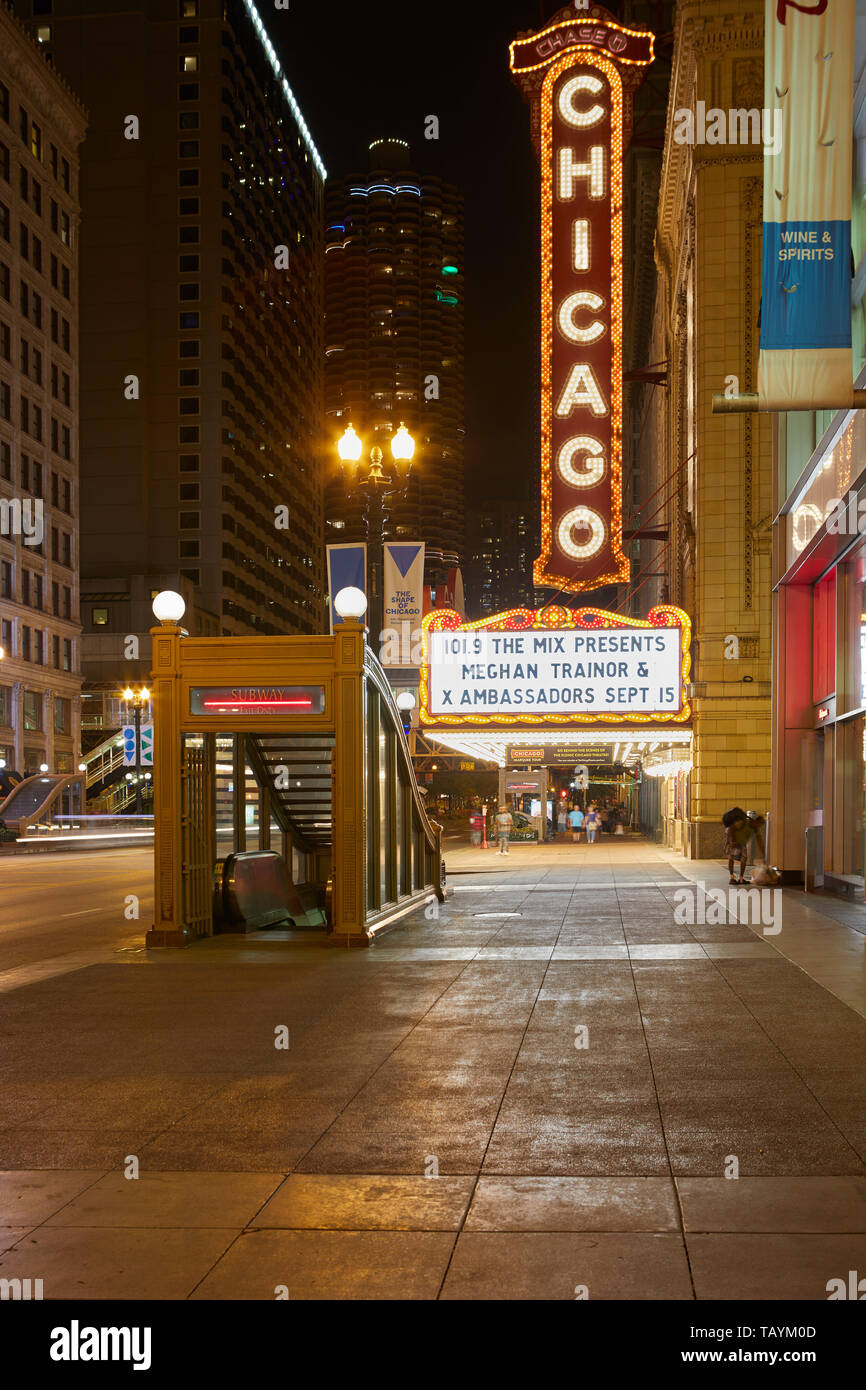 L'iconico Teatro di Chicago segno di notte, Chicago, Illinois, Stati Uniti Foto Stock