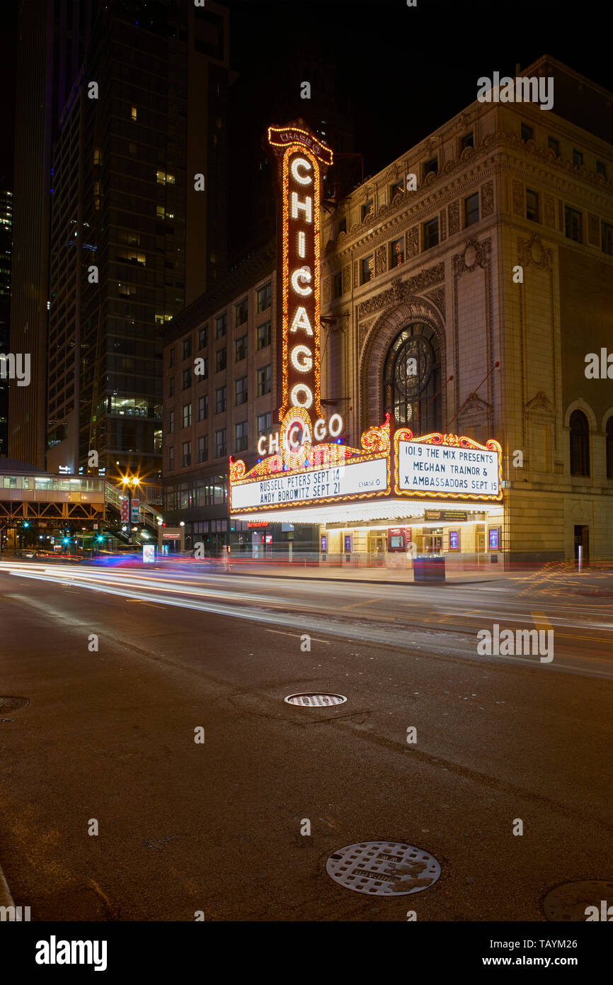 L'iconico Teatro di Chicago segno di notte, Chicago, Illinois, Stati Uniti Foto Stock