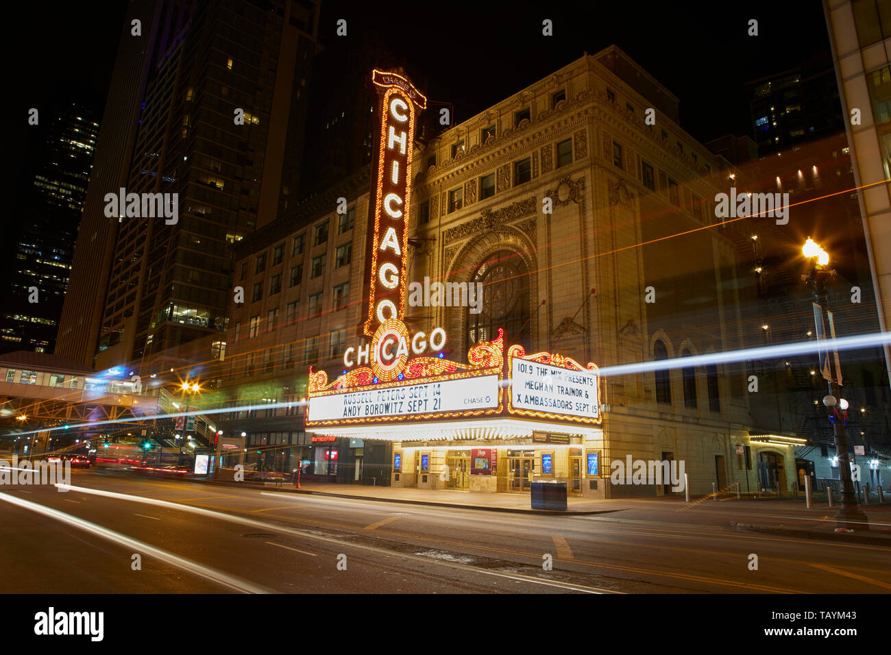 L'iconico Teatro di Chicago segno di notte, Chicago, Illinois, Stati Uniti Foto Stock