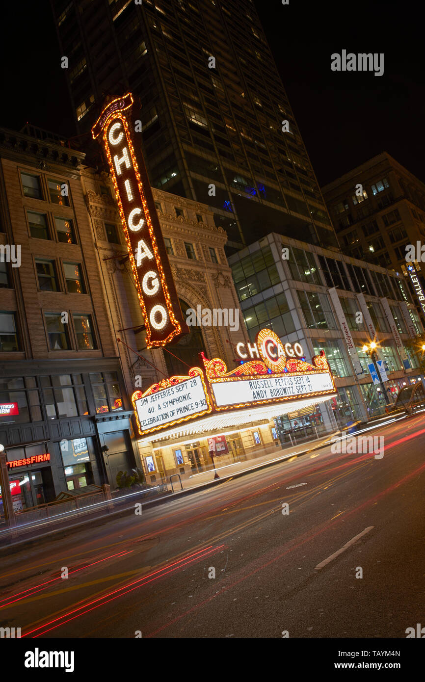L'iconico Teatro di Chicago segno di notte, Chicago, Illinois, Stati Uniti Foto Stock